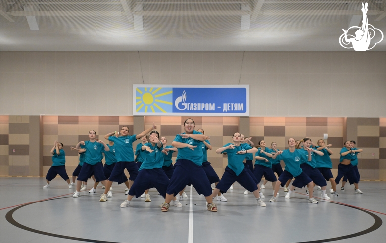 Alla Dukhova's dance studio TODES intensive course participants during a flash mob