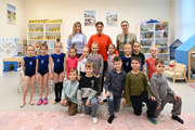 Олимпийская чемпионка Алина Кабаева с детьми из бесплатных групп раннего развития и их преподавателями