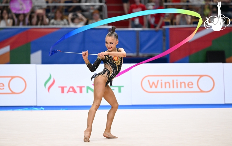 Ksenia Savinova during the ribbon exercise