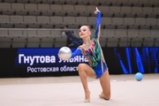 Ульяна Гнутова во время упражнения с мячом