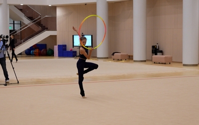 Alina Kabaeva advises Ksenia Savinova on how to generate the necessary amplitude for the Raffaelli pivot