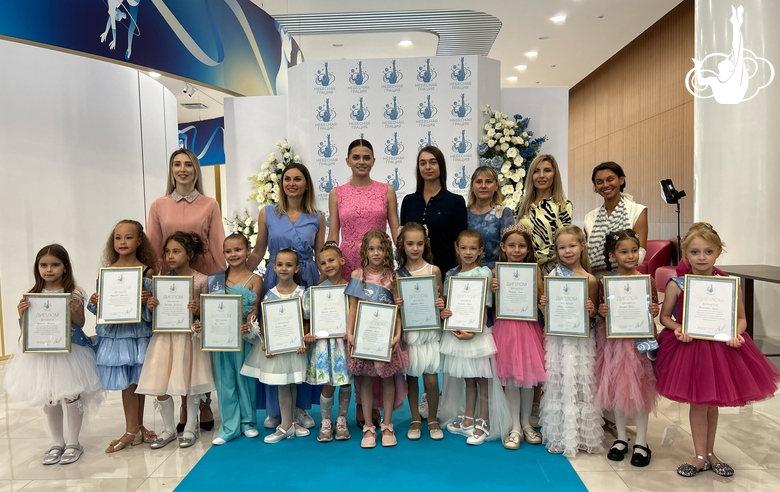 Специалисты Академии и гимнастки во время выпускного