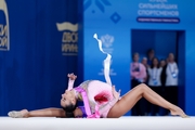 Алина Горносько во время упражнения с лентой