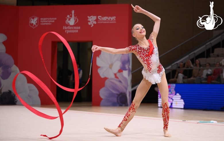 Елизавета Гераськина во время упражнения с лентой