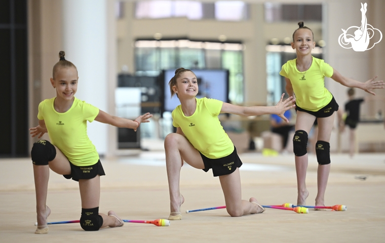 Gymnasts from Belgorod during an exercise with clubs