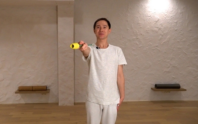 Вертушка булавой вокруг пальца: техника выполнения