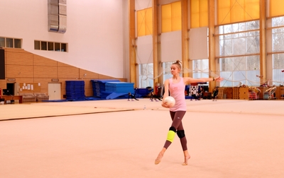 Добавляем элементы русского народного танца в упражнение с мячом