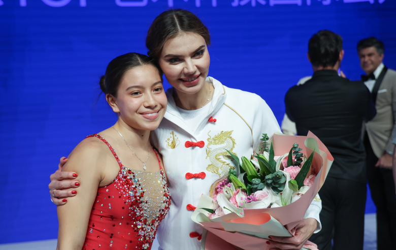 17 ноября 2025 года. Олимпийская чемпионка Алина Кабаева с гимнасткой из Колумбии на международном турнире «Кубок "Небесная грация"» и Beijing Top Open — 2025