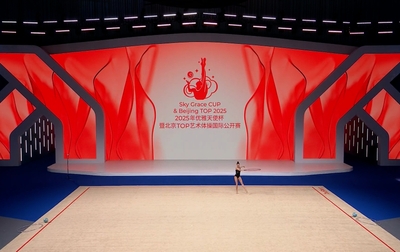 Отправляемся на трибуны спорткомплекса «Шоуган», где олимпийская чемпионка Алина Кабаева вместе с почетными гостями внимательно наблюдала за выступлениями гимнасток