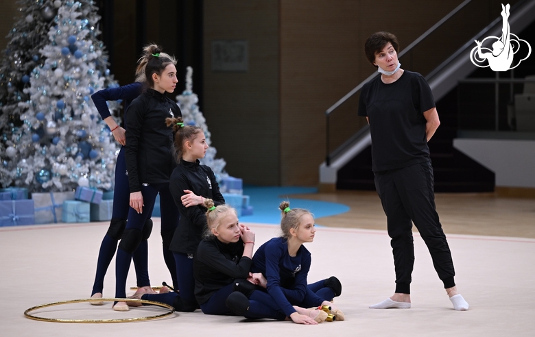 Хореограф фестиваля «Алина» Ирина Зеновка и групповички Академии во время работы над программой с обручами и булавами