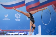 Алина Горносько во время упражнения с обручем