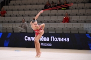 Полина Селезнева во время упражнения со скакалкой