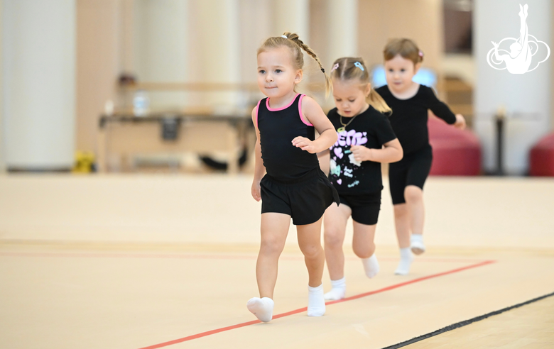 Юные гимнастки во время первых занятий под руководством Елизаветы Зорькиной