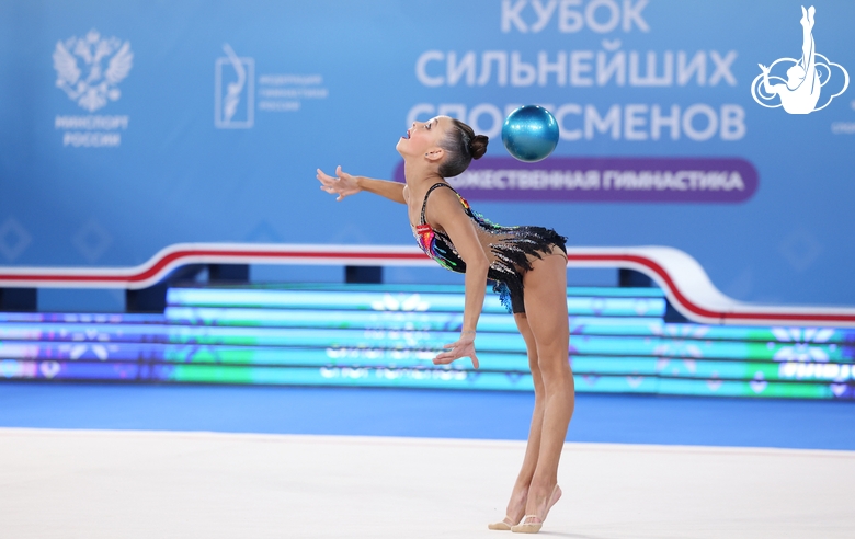 София Ильтерякова во время упражнения с мячом