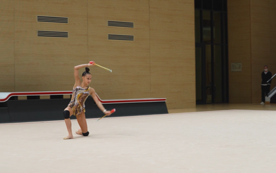 At a pre-AEON Cup practice session, Olympic champion Alina Kabaeva noticed that Mariia Borisova from St. Petersburg was performing  a lateral balance uncertainly