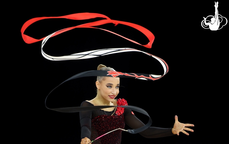 Владислава Шаронова во время упражнения с лентой