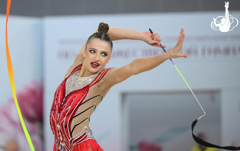 Milena Schenyatskaya during exercise with ribbon