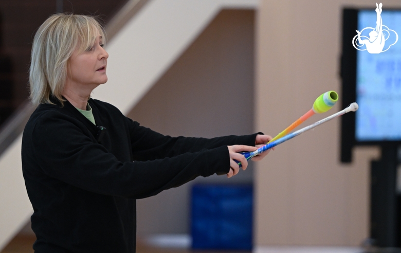 Заслуженный тренер России Татьяна Сергаева во время тренировки с групповичками Академии