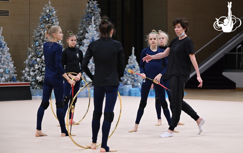 Хореограф фестиваля «Алина» Ирина Зеновка и групповички Академии во время работы над программой с обручами и булавами