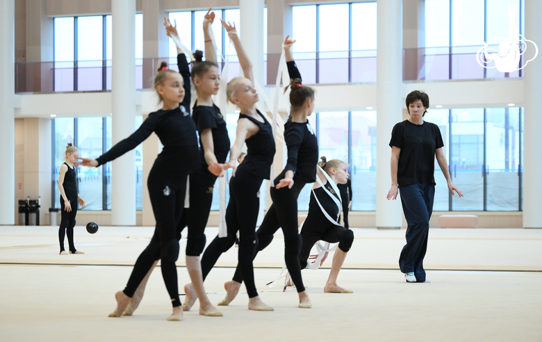 Групповички Академии с хореографом Ириной Зеновкой во время упражнения с лентами