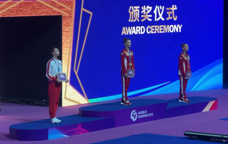 Take a look at how Arina and Sonya sang the Russian anthem at the Rhythmic World Challenge Cup awards ceremony in the hoop routine!