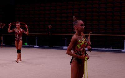 Олимпийская чемпионка Алина Кабаева настраивает Еву Кононову и Марию Борисову на упражнение со скакалкой