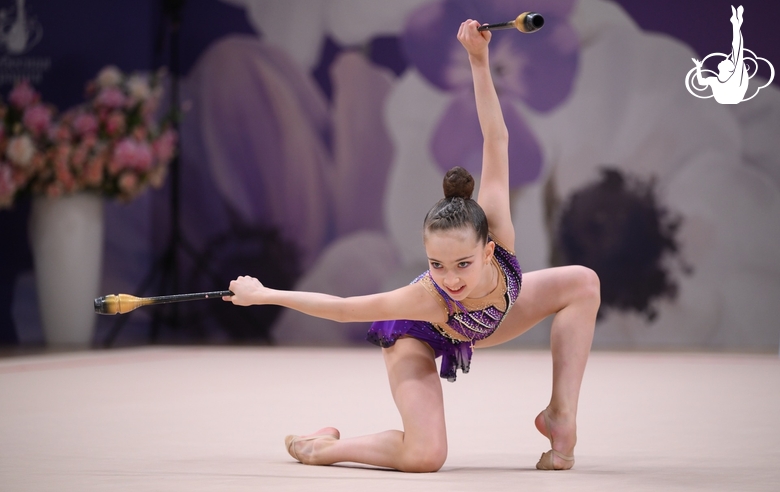 Полина Графова во время упражнения с булавами