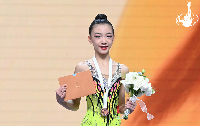 Ван Идо стала первой гимнасткой из Китая, которая поднялась на пьедестал турниров «Кубок "Небесная грация"»