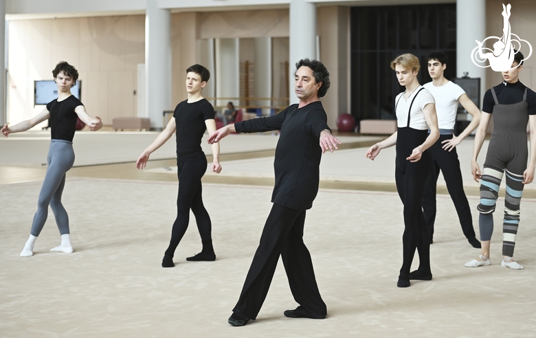 Feton Miozzi, senior teacher at the Vaganova Russian Ballet Academy together with students