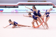 Групповички Краснодарского края во время упражнения с обручами