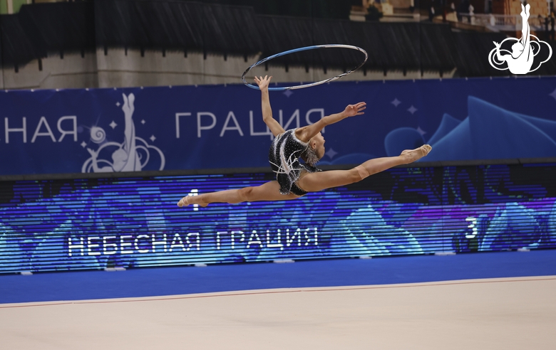 Гимнастка во время упражнения с обручем