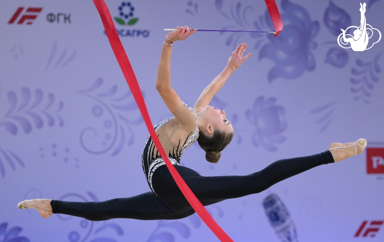 Гимнастка во время упражнения с лентой