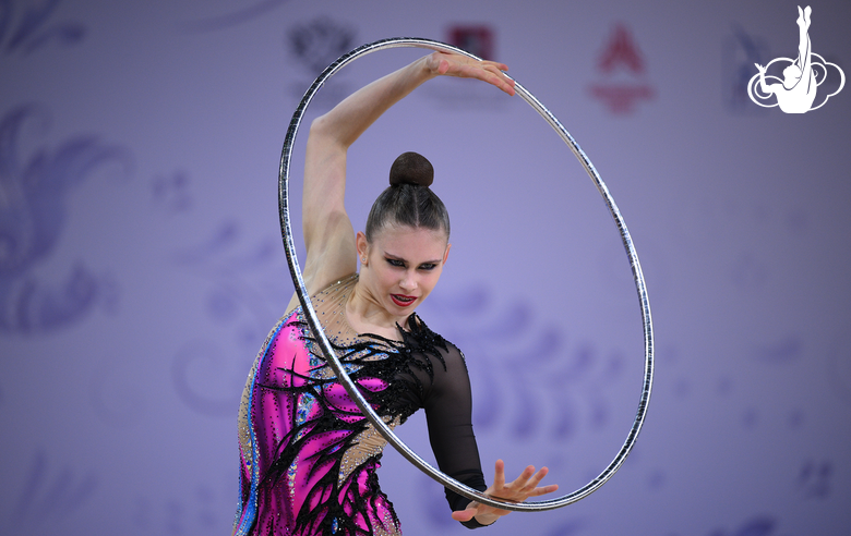 Екатерина Сазонова во время упражнения с обручем