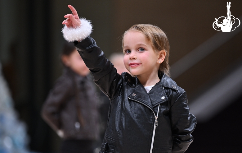 Дошкольница Академии во время новогодней елки