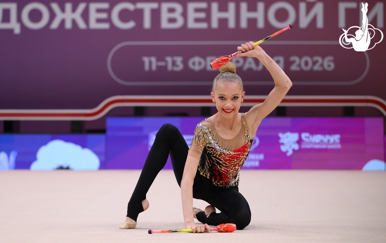 Елизавета Гераськина во время упражнения с булавами