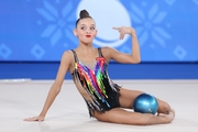 София Ильтерякова во время упражнения с мячом