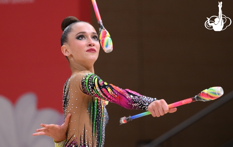 Александра Чернобровцева во время упражнения с булавами