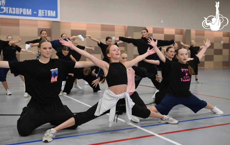 Alla Dukhova's dance studio TODES intensive course participants during a flash mob