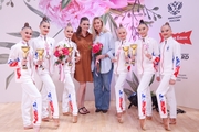 Групповички, директор Академии Екатерина Дюкова и тренер Анна Усцова после церемонии награждения