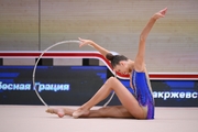 Гимнастка во время упражнения с обручем