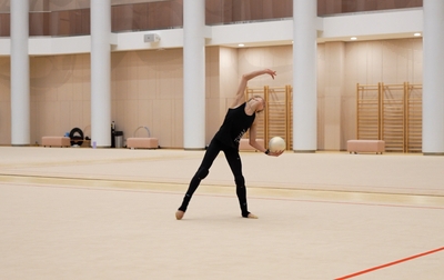 Алина Кабаева подсказывает Арине Ковшовой, как удержать темп в программе с мячом