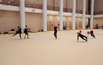 Групповички Академии дорабатывают упражнение вместе с олимпийской чемпионкой после постановки