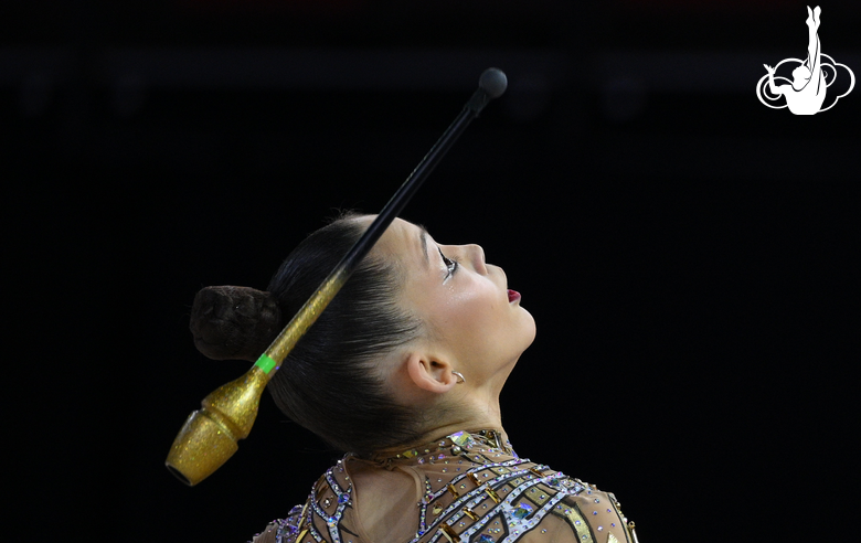 Гимнастка во время упражнения с булавами