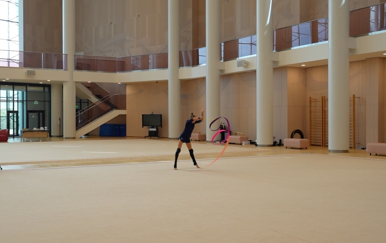 During a training session ahead of the European Championship, the Olympic champion helped Yana Zaikina from Volgograd practice her boomerang in her ribbon routine