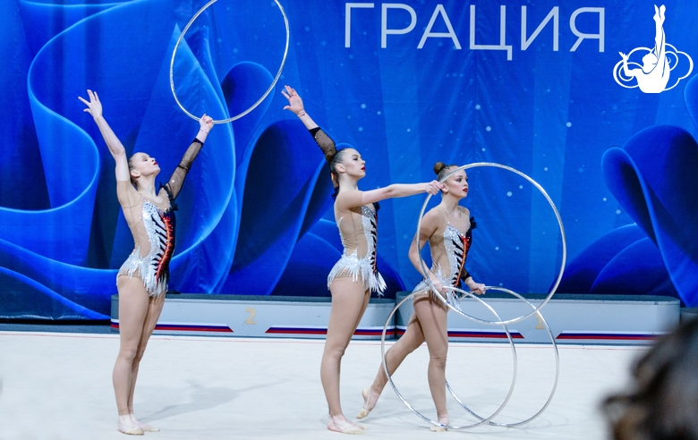 Гимнастки во время упражнения с обручами на турнире в Одинцове