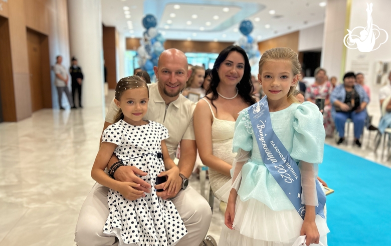 Гимнастки и их родители во время выпускного