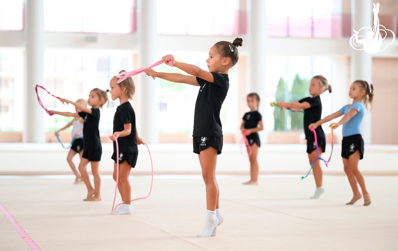 Юные гимнастки во время тренировки