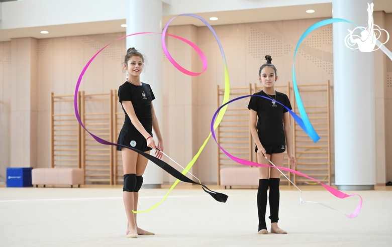 Karolina Tarasova and Eva Chugunova during training