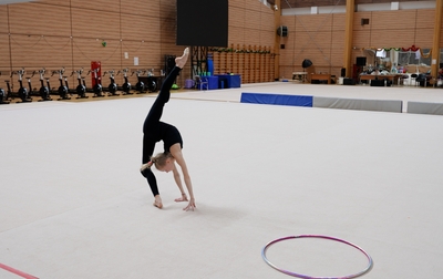 Алина Кабаева советует Еве Кононовой и ее тренеру Евгении Елисеевой разучить пируэт в заднем равновесии