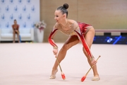 Гимнастка во время упражнения с булавами